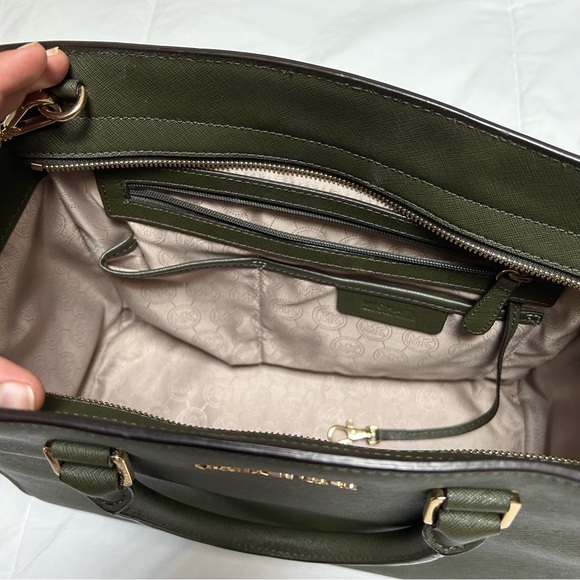 Michael Kors Selma Handbag with crossbody strap - Picture 12 of 15